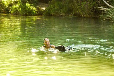 Nadando en una piscina natural