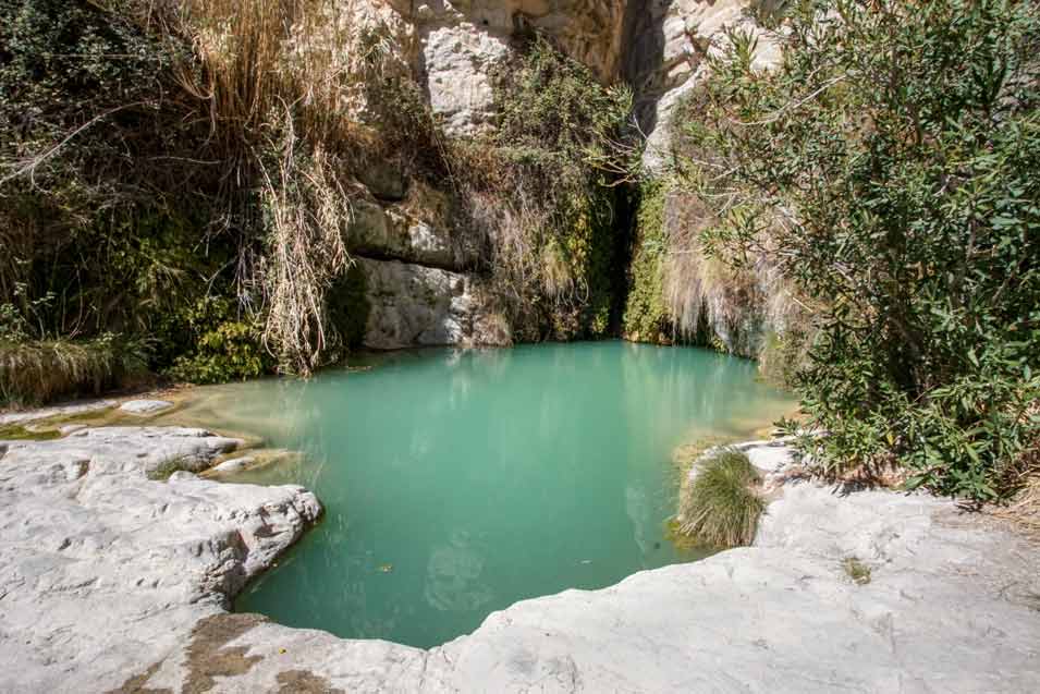 un piscina natural hecha de roca