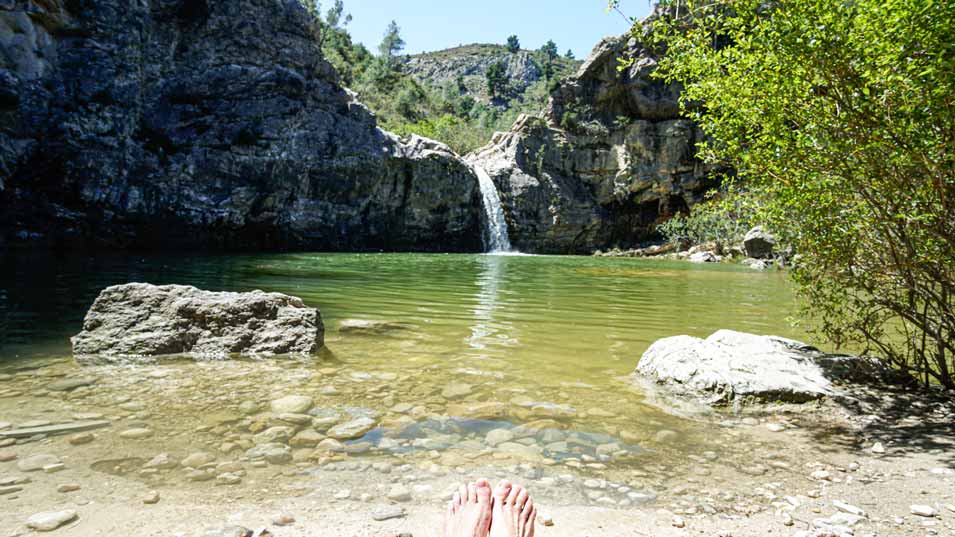nadar en piscina natural de Barranc de la Encantada