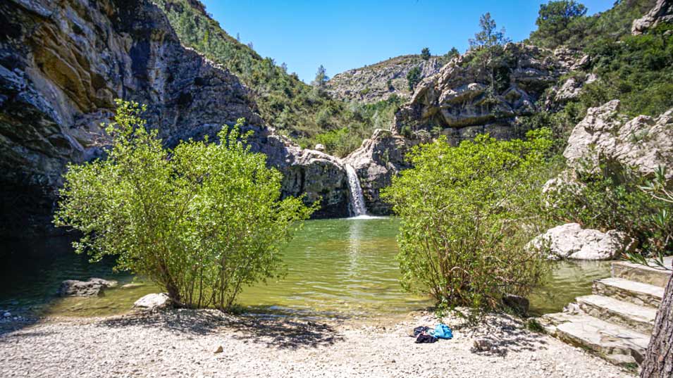 la playita de piedras en piscina natural de Barranc de la Encantada