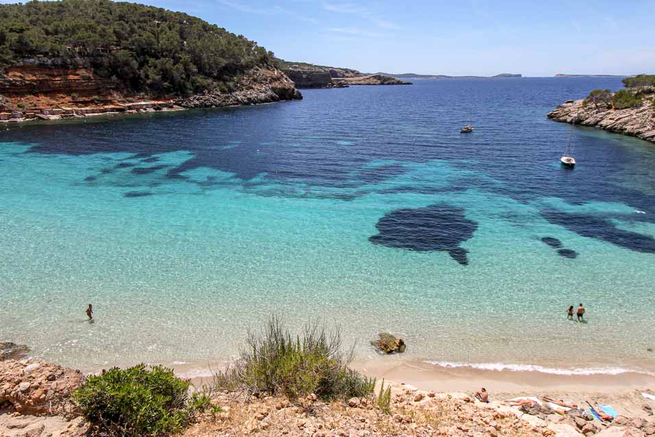 agua cristalina en Cala-Salada