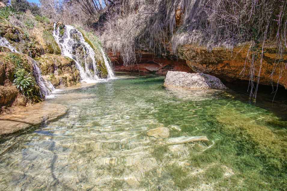 Un baño en el Toll-Blau---piscina natural con cascada bonita--Alicante