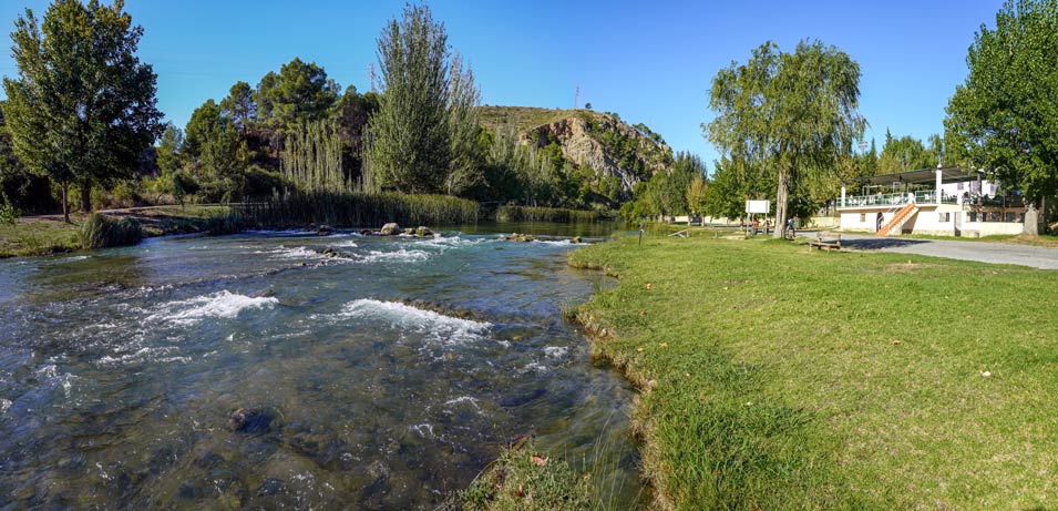 Hay mucha vegetacion y cesped en Bugarra