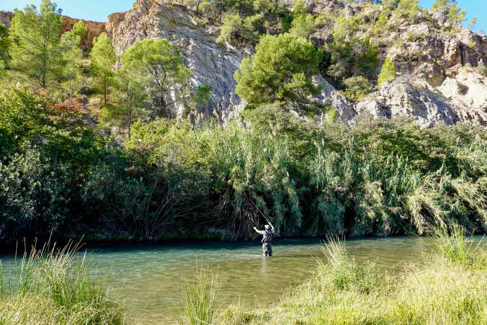 pescador al norte de la playa fluvial en en bugarra