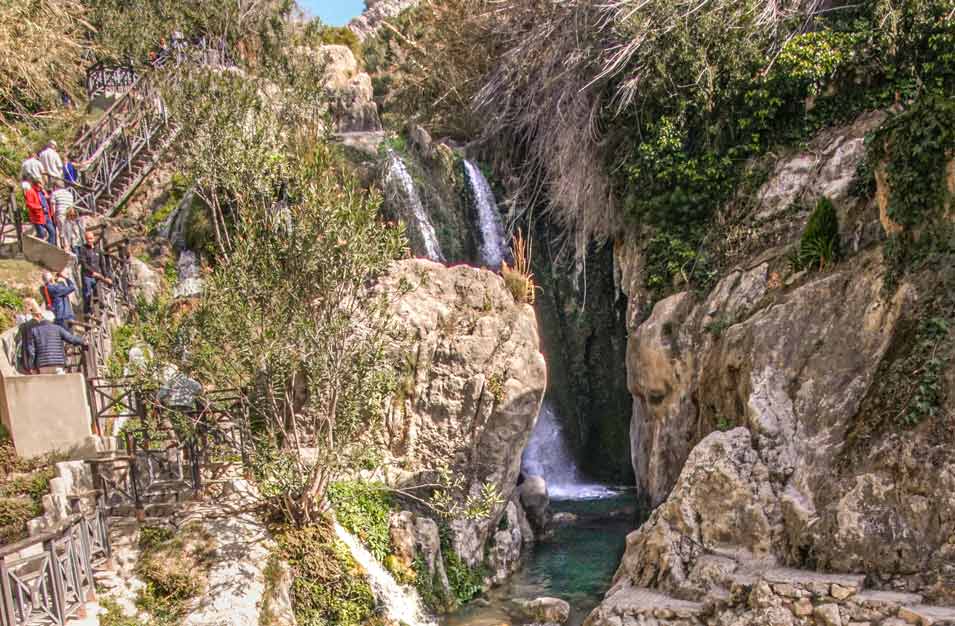 cascada principal en la entrada de Fuentes-del-Algar