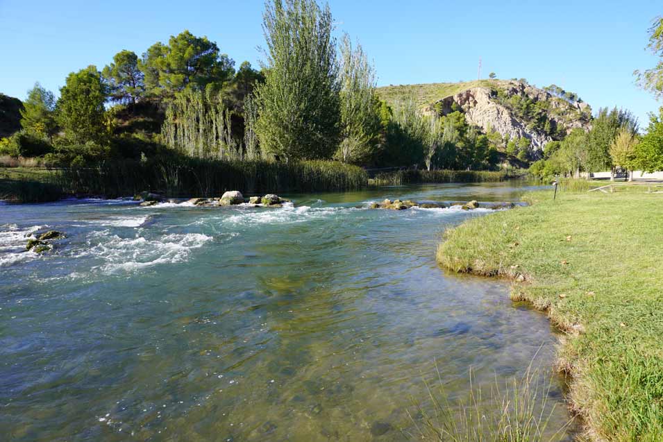 playa fluvial con agua cristalina