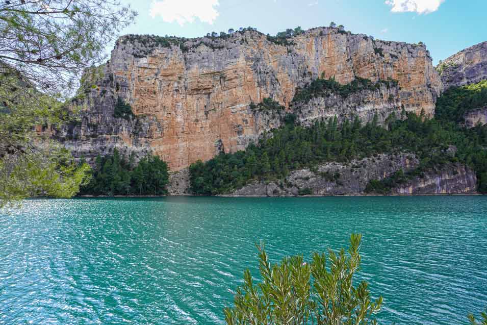 playa Embalse-Cortes-de-Pallas- paredes roca