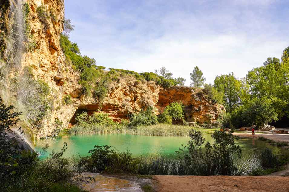 Cueva-Turche-junto a cascada