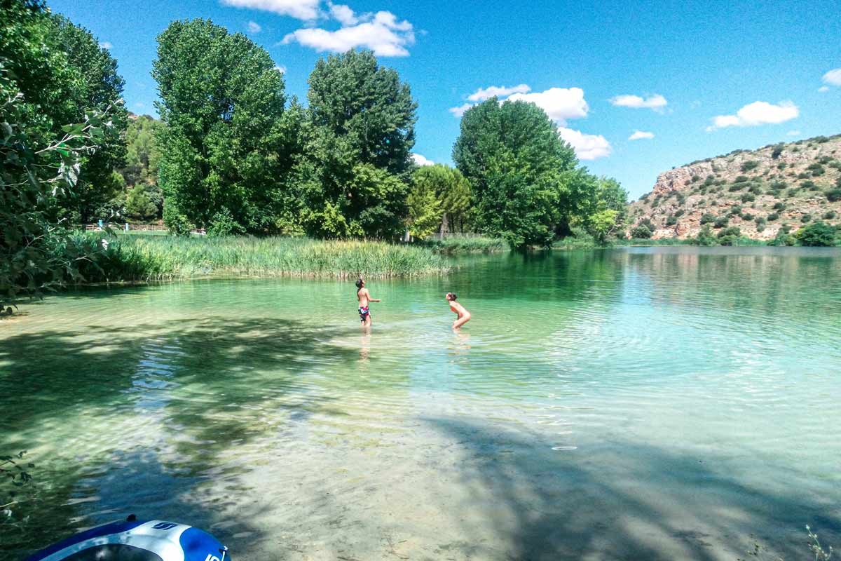 Lagunas-de-Ruidera-niños baño