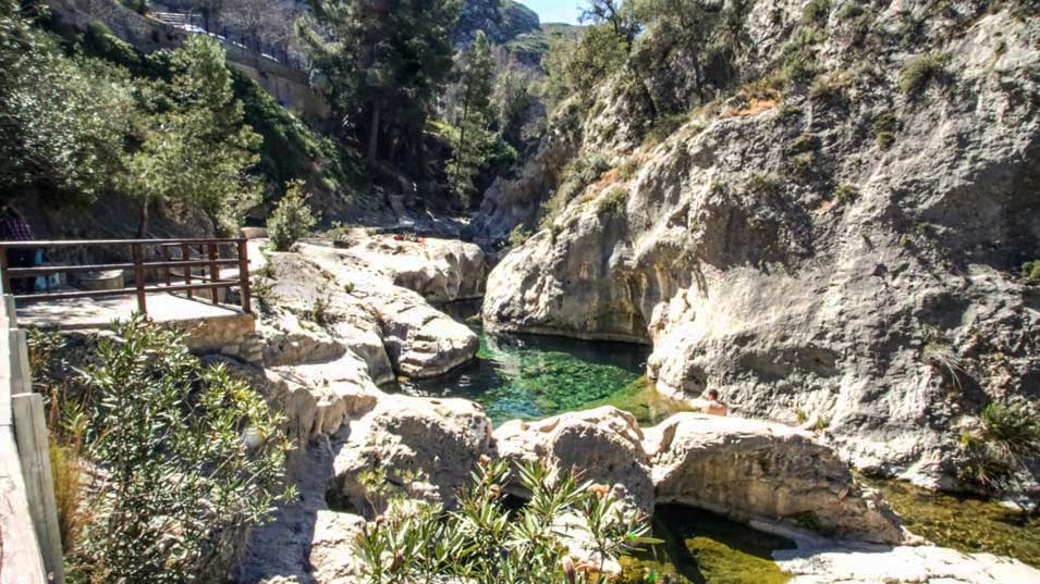 When arriving down the stairs el Pou dels Esclaus (pool of the slaves) is to the left & El Pou Clar is to the right.