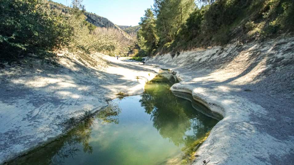 Going for a hike at the river's edge - Original rock formations of the limestone ravine at El Pou Clar