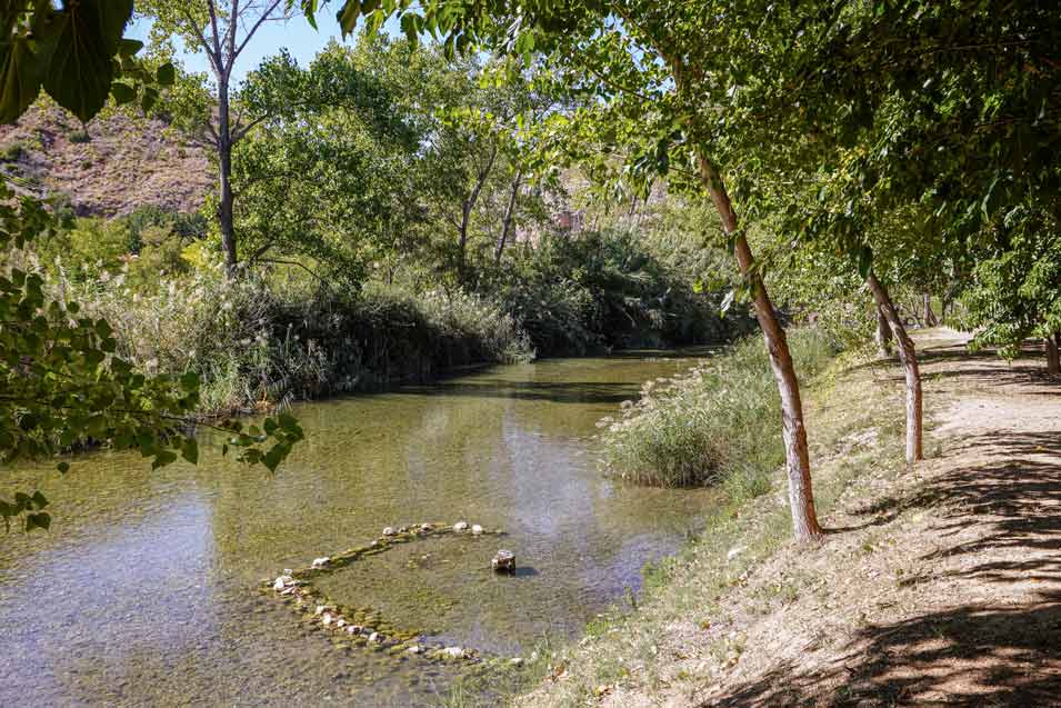 walk along riverbed in gestalgar